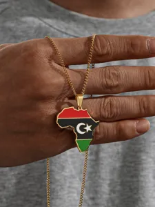 Detailansicht der vergoldeten Halskette mit libyscher Flagge auf afrikanischem Kontinent