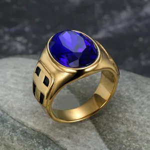 Detailansicht eines vintage vergoldeten Herrenrings mit blauem Zirkonia und Kreuzmuster