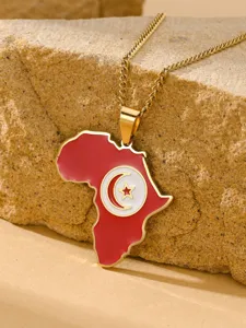 Detailansicht der goldfarbenen Afrika-Karte Halskette mit der Flagge von Tunesien