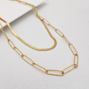 Collana multistrato dorata in acciaio inossidabile con catena a lisca e maglie quadrate.