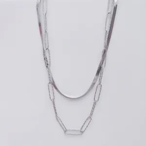 Dettaglio della collana a doppio strato in acciaio argentato con catena serpente e graffetta.