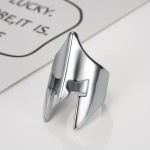 Primo piano dettagliato di un anello a forma di elmo spartano in acciaio inossidabile