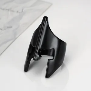 Primo piano dettagliato di un anello a maschera di elmo spartano nero opaco da uomo punk