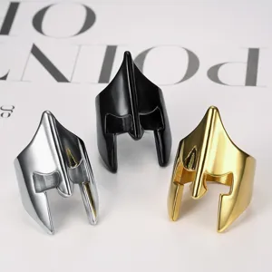 Vista dettagliata di tre anelli a forma di elmo spartano in acciaio inox argento, nero e oro