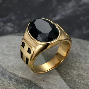 Nahaufnahme eines retro vergoldeten Herrenrings mit schwarzem Zirkon und Kreuz-Totem.