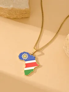 Detailansicht der goldenen Afrika Karte Halskette mit dem Namibia Flagge Emaille Anhänger