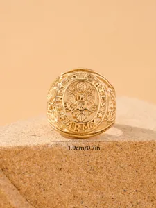 Close-up of retro gold-colored US Army eagle relief signet ring with 1.9cm diameter