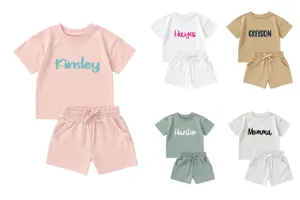 Detailoverzicht van gepersonaliseerde biologisch katoenen T-shirt en korte broek sets voor kids
