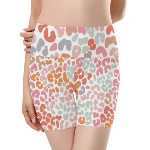 Detailansicht der bunten Leoparden-Yoga-Shorts mit nahtlosem High-Waist-Design für Damen.