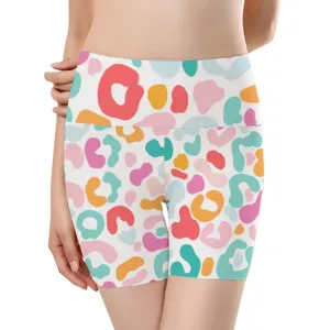 Nahaufnahme der High-Waist-Yoga-Shorts für Damen mit einem bunten Leopardenmuster