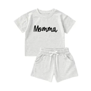 Comfortabele grijze katoenen kinderset voor de zomer met Momma-tekstopdruk