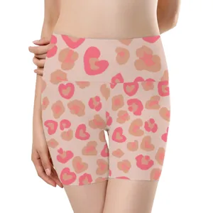 Detailansicht der nahtlosen Damen-Yoga-Shorts mit einem rosa Herz-Leopardenmuster-Print