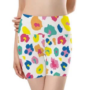 Detailansicht des bunten abstrakten Musters auf nahtlosen High-Waist-Yogashorts
