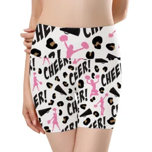 Detailansicht der Yoga-Shorts mit Cheerleader-Motiv und CHEER!-Muster