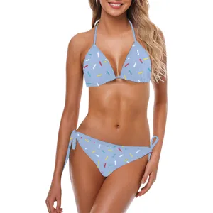 Vista dettagliata del bikini celeste con motivo a coriandoli colorati e lacci al collo