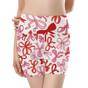 Detailansicht der nahtlosen Damen-Yogashorts mit lebhaftem rotem und pinkem Schleifenmuster.