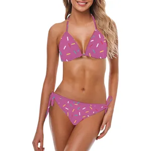 Vista frontale di un set bikini rosa sexy con motivo a spruzzi colorati su modella
