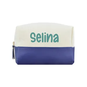 Nahaufnahme einer Segeltuchtasche mit blauem Patchwork und Namen Selina Aufdruck.