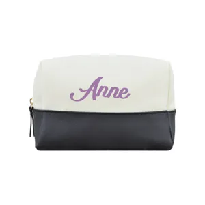 Nahaufnahme der personalisierten Segeltuch-Kosmetiktasche mit lila 'Anne'-Stickerei