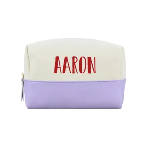 Nahaufnahme einer personalisierten Kosmetiktasche mit rotem Aaron-Aufdruck und lila Boden