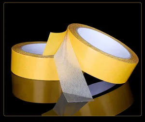 Detailaufnahme von hochviskosem doppelseitigem Teppichklebeband mit Gewebebasis