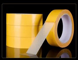 Detailaufnahme von gelbem Hochviskos-Gewebe-Doppelklebeband mit starker Gitterstruktur.