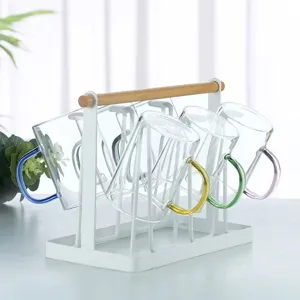 Set di tazze in vetro moderno con manici colorati su supporto in metallo bianco