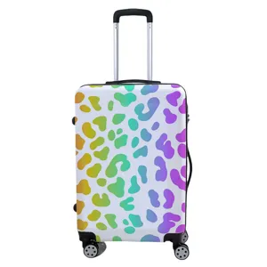 Elastische kofferhoes met regenboog luipaardprint op een rechtopstaande witte koffer