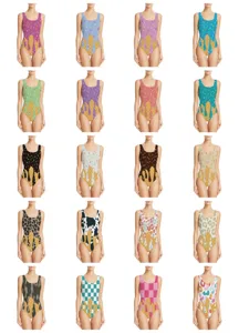 Collezione di eleganti costumi da bagno interi in varie fantasie come leopardo e mimetico.
