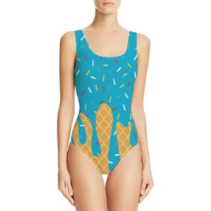 Primo piano di un costume da bagno intero da donna con fantasia gelato e zuccherini