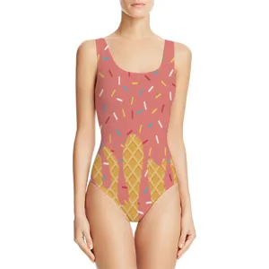 Vista dettagliata del costume intero da donna con stampa gelato rosa e zuccherini colorati