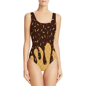 Dettaglio ravvicinato della stampa con scaglie di cioccolato e cialda su costume intero.