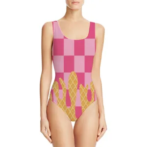 Dettaglio del costume da bagno intero a scacchi rosa da donna con motivo a cialda