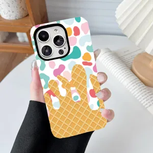 Detail van een stijlvol telefoonhoesje met een kleurrijk ijsje- en stippenpatroon.