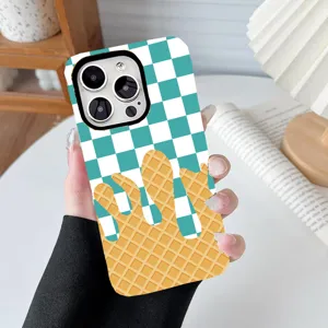 Detailopname van een groen geblokte telefoonhoes met een wafelpatroon op de hand