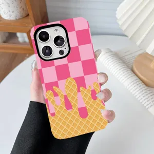 Gedetailleerde weergave van een roze geblokt telefoonhoesje met wafelpatroon in geel