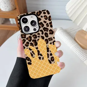 Detailopname van een trendy schokbestendig telefoonhoesje met luipaard- en wafelpatroon.