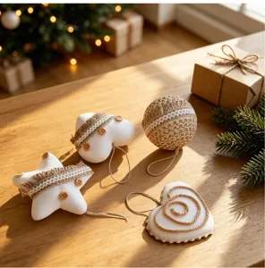 Adornos colgantes de Navidad vista detallada, bola de espuma rústica con yute y encaje.