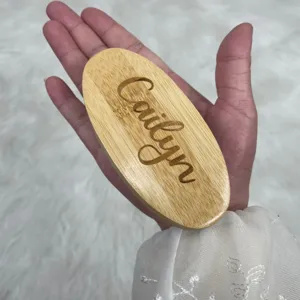 Primer plano de un nombre personalizado grabado en un cepillo para barba de bambú natural