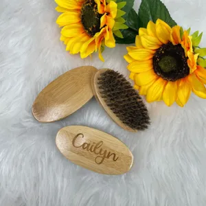Primer plano detallado del cepillo de barba de bambú personalizado con cerdas de jabalí.