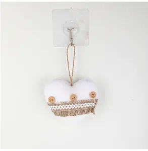 Adorno colgante en forma de corazón blanco con yute, encaje y botones de madera.