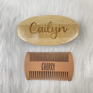 Detalle del cepillo para barba de bambú personalizado y peine de madera grabado