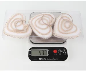 Primer plano detallado de adornos de espuma en forma de corazón con cuerda de cáñamo.