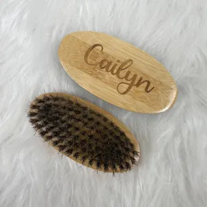 Detalle de cepillo para barba de bambú personalizado con cerdas de jabalí y grabado