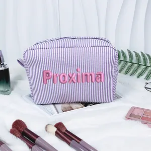 Personalisierte Seersucker-Kosmetiktasche mit lila Streifen und rosa 3D-Stickerei