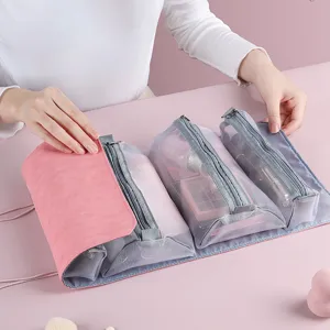 Detailansicht einer rosa faltbaren Kosmetiktasche mit mehreren Netzfächern für Reisen