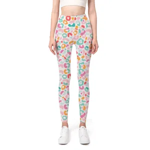 Detailansicht der bunt abstrakt bedruckten High-Waist-Yoga-Leggings für Damen im Stehen