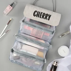 Detailansicht einer faltbaren Netztasche für Make-up mit gesticktem Namen und Taschen