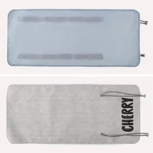 Detailansicht der individuellen Bestickung 'CHERRY' auf grauem Stoff und blauem Futter.