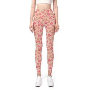 Hoch taillierte Yoga-Leggings mit pinkem Herz-Leopardenmuster an einem fitten Modell